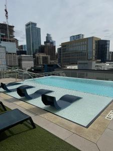 Seize the Extraordinary Elevate Your Lifestyle in Downtown Austin's Pinnacle Penthouse Paradise tesisinde veya buraya yakın yüzme havuzu