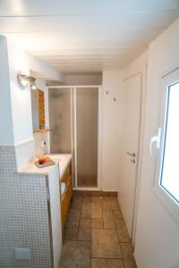a small bathroom with a sink and a shower at CapoSud - Appartamento Sottovento in Marina di Ragusa