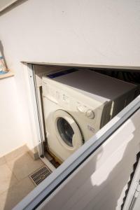 a washer and dryer sitting inside of a room at CapoSud - Appartamento Sottovento in Marina di Ragusa