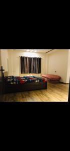 Rúm í herbergi á Vickys Guest House