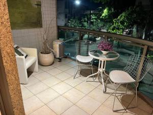 a balcony with a table and chairs on a balcony at Apartamento Flat Lagoa in Rio de Janeiro