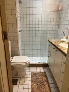 W łazience znajduje się toaleta, prysznic i umywalka. w obiekcie Apartamento Flat Lagoa w mieście Rio de Janeiro