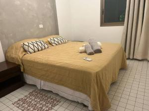 1 cama con 2 almohadas en una habitación en Apartamento Flat Lagoa en Río de Janeiro