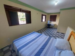 een slaapkamer met een groot bed in een kamer bij Duplex econômico vila ponta negra in Natal