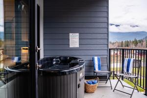 Μπαλκόνι ή βεράντα στο Powder Pines Retreat by Revelstoke Vacations