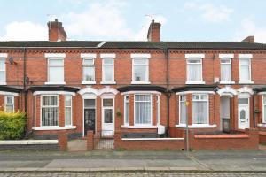 un edificio de ladrillo rojo con ventanas blancas en Book Somerville House - Stylish Family Home from Home en Crewe