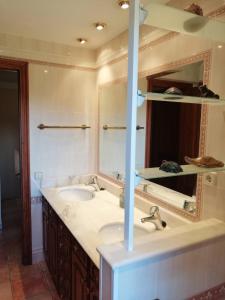 y baño con lavabo y espejo. en Casa la Nau, en Huesca