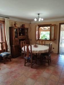 a dining room with a table and chairs at Casa la Nau in Huesca
