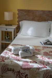 a bedroom with a bed with towels on it at CapoSud - Appartamento Sottovento in Marina di Ragusa