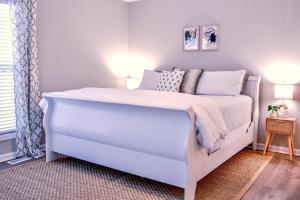 Ένα ή περισσότερα κρεβάτια σε δωμάτιο στο Sleeps 12! 5 BDRM-2 Kings,3 Queens-Deck & Patio-Mins to PI & Beaufort +61 φωτογραφίες