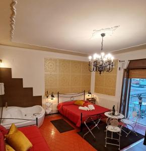 Schlafzimmer mit einem Bett und einer Badewanne in der Unterkunft B&B Centrum Palmi in Palmi