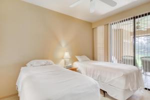 2 camas blancas en una habitación con ventana en Waikoloa Fairways C119 en Waikoloa Village
