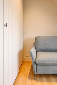 伊普爾的住宿－B&B Logie Jolie，门房里的一张灰色椅子