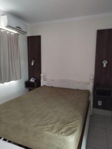 a bedroom with a large bed in a room at @nobrezafiori Apts particular localizado no LacquaDiroma Sem roupas de cama in Caldas Novas