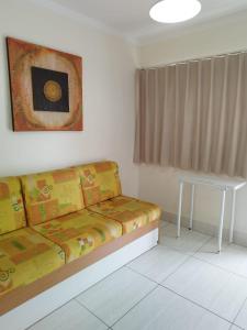 a living room with a couch and a table at @nobrezafiori Apts particular localizado no LacquaDiroma Sem roupas de cama in Caldas Novas