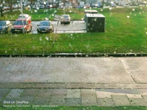 un grupo de autos estacionados en un estacionamiento en London's bed with breakfast, en Londres