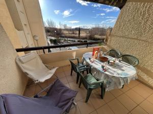 Balkon lub taras w obiekcie Appartement avec piscine et parking, proche des commerces - FR-1-387-189