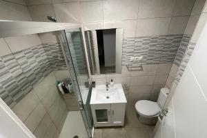 a bathroom with a toilet and a sink and a shower at Piso tranquilo y luminoso en Valencia in Valencia