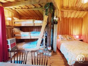 een slaapkamer met 2 stapelbedden en een bed bij Guestroom Saint-Thomas-de-Courceriers, 1 pièce, 5 personnes - FR-1-600-214 in Saint-Thomas-de-Courceriers