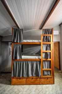 Palanda nebo palandy na pokoji v ubytování Hostel Rota 027 Itacaré