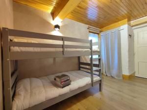 pokój z łóżkiem piętrowym z 2 łóżkami piętrowymi w domu w obiekcie Appartement rénové 3 pièces cabine, 50m des pistes, 8 couchages, balcon SUD, Wifi, TV - FR-1-592-54 w mieście Bolquere Pyrenees 2000