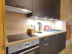kuchnia ze zlewem i kuchenką w obiekcie Appartement rénové 3 pièces cabine, 50m des pistes, 8 couchages, balcon SUD, Wifi, TV - FR-1-592-54 w mieście Bolquere Pyrenees 2000