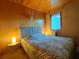 sypialnia z łóżkiem w drewnianym pokoju w obiekcie Appartement rénové 3 pièces cabine, 50m des pistes, 8 couchages, balcon SUD, Wifi, TV - FR-1-592-54 w mieście Bolquere Pyrenees 2000 +3 zdjęcia