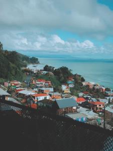 uma cidade numa colina junto ao oceano em Alojamiento Concepción, Tomé, Cocholgüe em Concepción