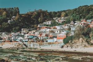 una ciudad en una colina con casas en una playa en Alojamiento Concepción, Tomé, Cocholgüe en Concepción