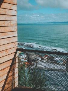 vistas al océano desde el balcón de una casa en Alojamiento Concepción, Tomé, Cocholgüe en Concepción