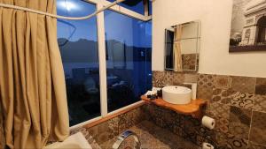 TIBERIAS by luxury Atitlan في سان بيدرو لا لاغونا: حمام مع حوض ونافذة كبيرة +10 صور