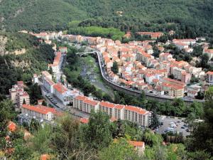 z góry widok na miasto z budynkami i drogą w obiekcie Studio Centre-Ville avec Terrasse, Équipé, Lumineux - FR-1-703-8 w mieście Amélie-les-Bains-Palalda