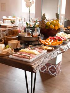 迪亞曼蒂納的住宿－Hotel Estilo de Minas，自助餐,餐桌上有许多不同类型的食物