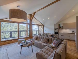 salon z kanapą i stołem w obiekcie Penthouse rénové à Courchevel avec parking et Wi-Fi - FR-1-563-130 w Courchevel