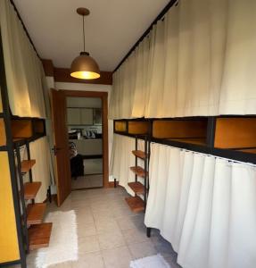 un pasillo con cortinas blancas en una habitación en Patz Houz Hostel, en Florianópolis