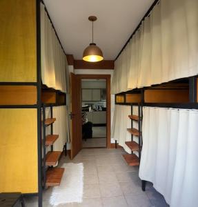 pasillo con 2 literas en Patz Houz Hostel, en Florianópolis