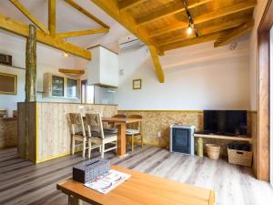 duży salon ze stołem i kominkiem w obiekcie Country Cottage Waki Aiai - Vacation STAY 26548v w mieście Sorachi