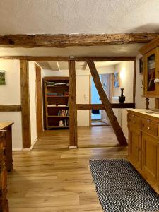 una cocina con vigas de madera en una habitación en Gästehaus Keins wie meins, en Bad Hersfeld