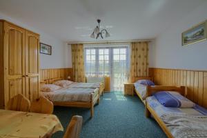 Giường trong phòng chung tại Dom Wypoczynkowy Pokusa