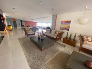 sala de estar con sofá y mesa en Veredas do Rio Quente - Flat 726 - Fantástico!!!, en Rio Quente