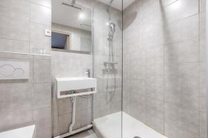 un baño con ducha y lavabo en Marmotel Etoile, en París 23 fotos más