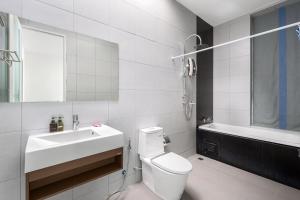 a bathroom with a toilet and a sink and a tub at Enjoy Samui Residences（Pause on Samui） in Koh Samui 
