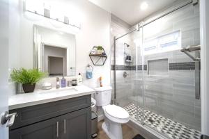a bathroom with a shower and a toilet and a sink at Incredible Value for 12 guests, New 3BR Home by Disneyland, Knott's, Beach in Midway City +31 photos