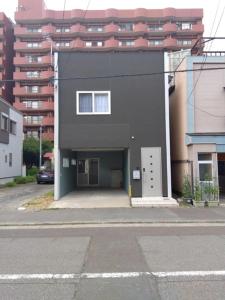 un edificio con garaje y un edificio grande en Tsunageru Aomori Yasukata - Vacation STAY 25824v, en Aomori