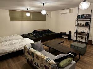 青森的住宿－Tsunageru Aomori Yasukata - Vacation STAY 25824v，客厅配有沙发和桌子