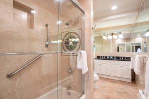 baño con ducha y puerta de cristal en Spacious Oceanview Villa (Sleeps 22), en New London