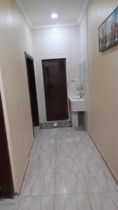 ein Badezimmer mit einem Waschbecken, einem WC und einem Spiegel in der Unterkunft شقق مساكن السمو المخدومة in Ad-Dawādimi