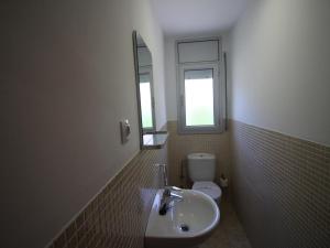 Koupelna v ubytování Moderno apartamento con piscina, jardín, cerca de la playa, ciudad y rutas de senderismo - ES-228-74