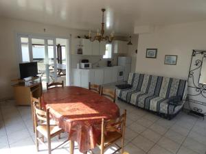 Fotografia z galérie ubytovania Maison 2 ch, 6 pers, plage à 700m, animaux acceptés, jardin clos - Notre Dame-de-Monts - FR-1-540-182 v destinácii Notre-Dame-de-Monts