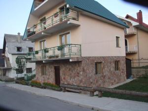 un edificio con balconi sui lati di Šćekić Accommodation a Žabljak